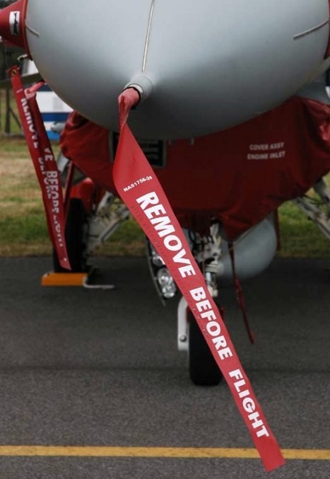 Remove before. Ремув Бефор Флайт. Ремувка Cessna. Ремувка на самолете. Remove before Flight на самолете.